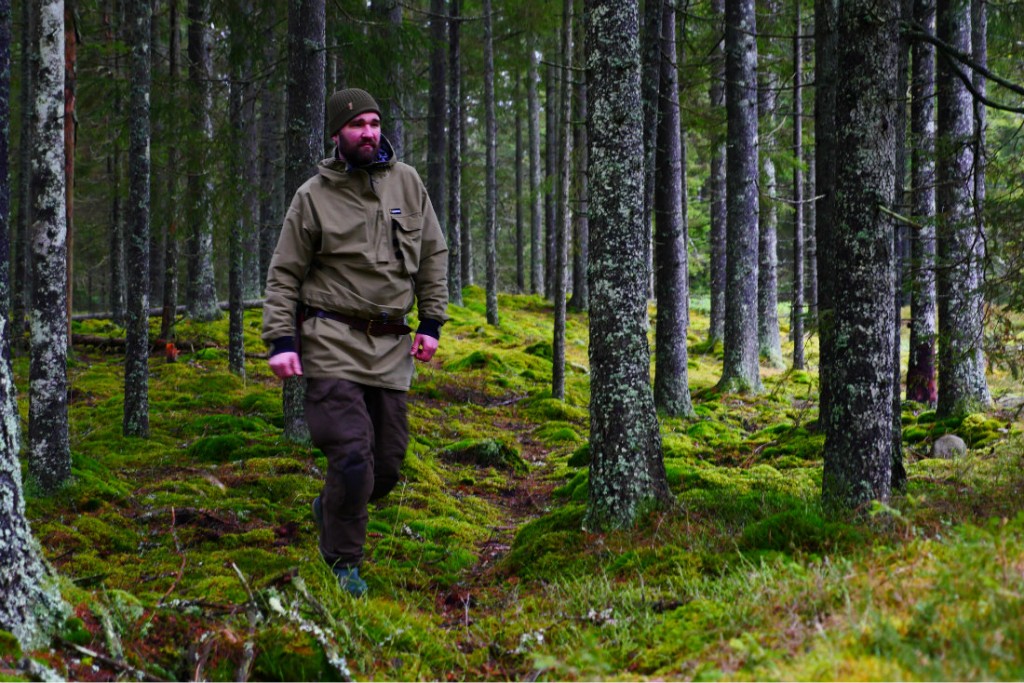 Johan Forsberg vandrar i skogem