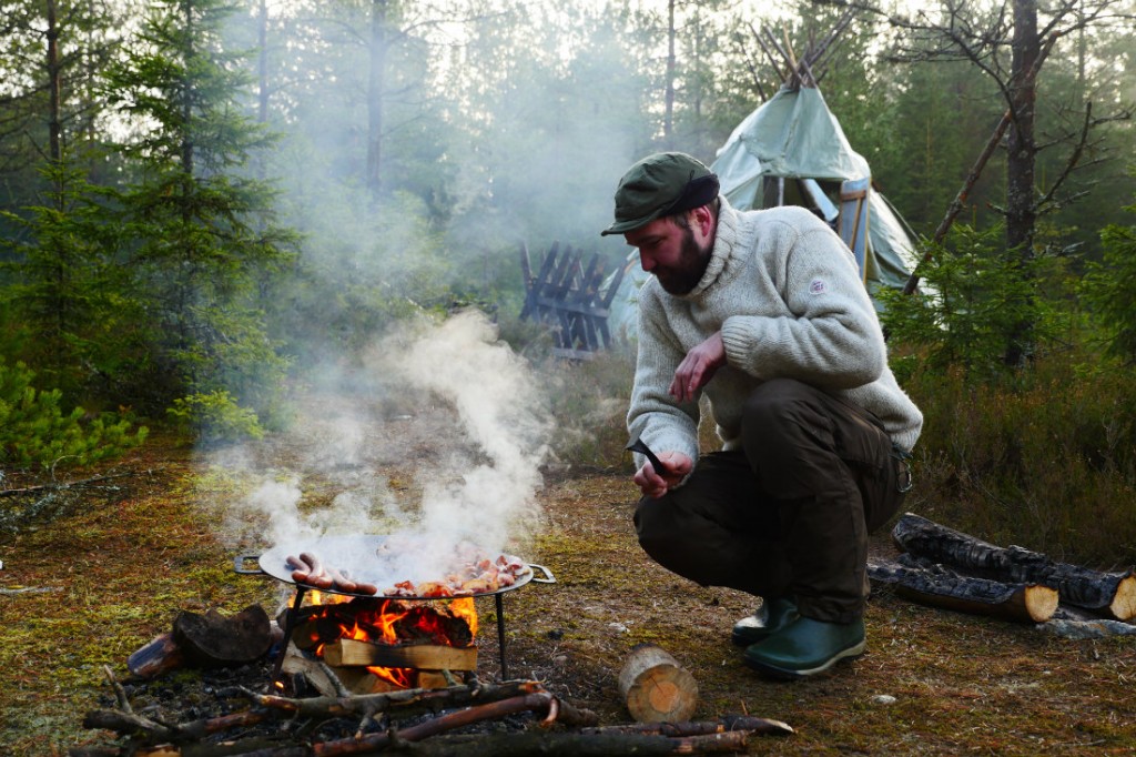 Johan Försberg lagar frukost Bushcraft Sverige